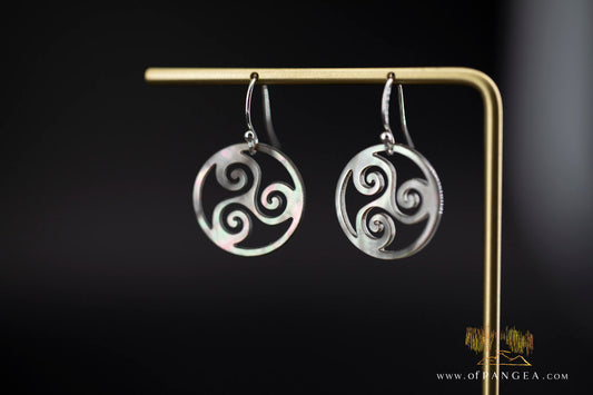 Triskelion Tahitian Black-Lipped Mother of Pearl disc Earrings - sterling silver || JF1222