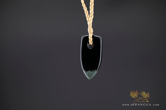 Hei Kouma - Shield pendant carved from Wyoming Black Nephrite Jade - Necklace || JF1367