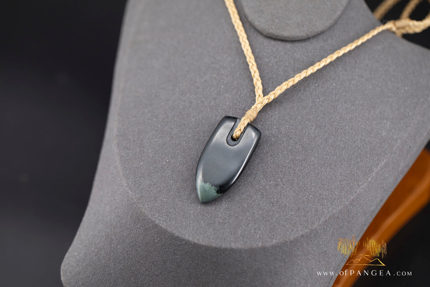 Hei Kouma - Shield pendant carved from Wyoming Black Nephrite Jade - Necklace || JF1367