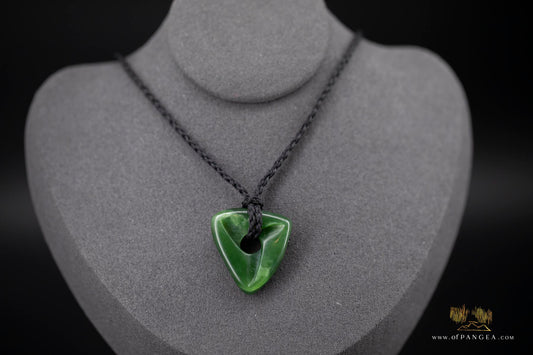 Möbius Strip pendant carved from kahurangi pounamu - nephrite jade -necklace || JF162